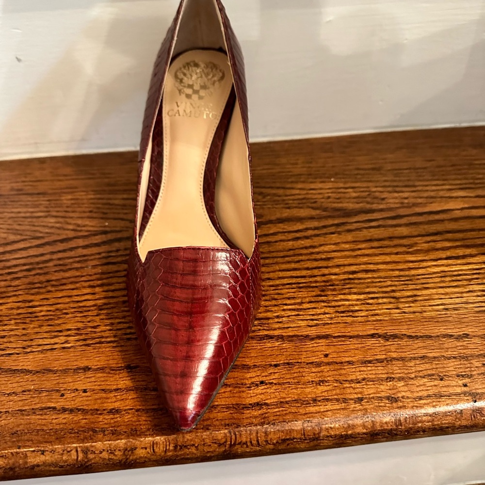 Vince Comuto burgundy pumps like new.   Size 7 3 inch heel